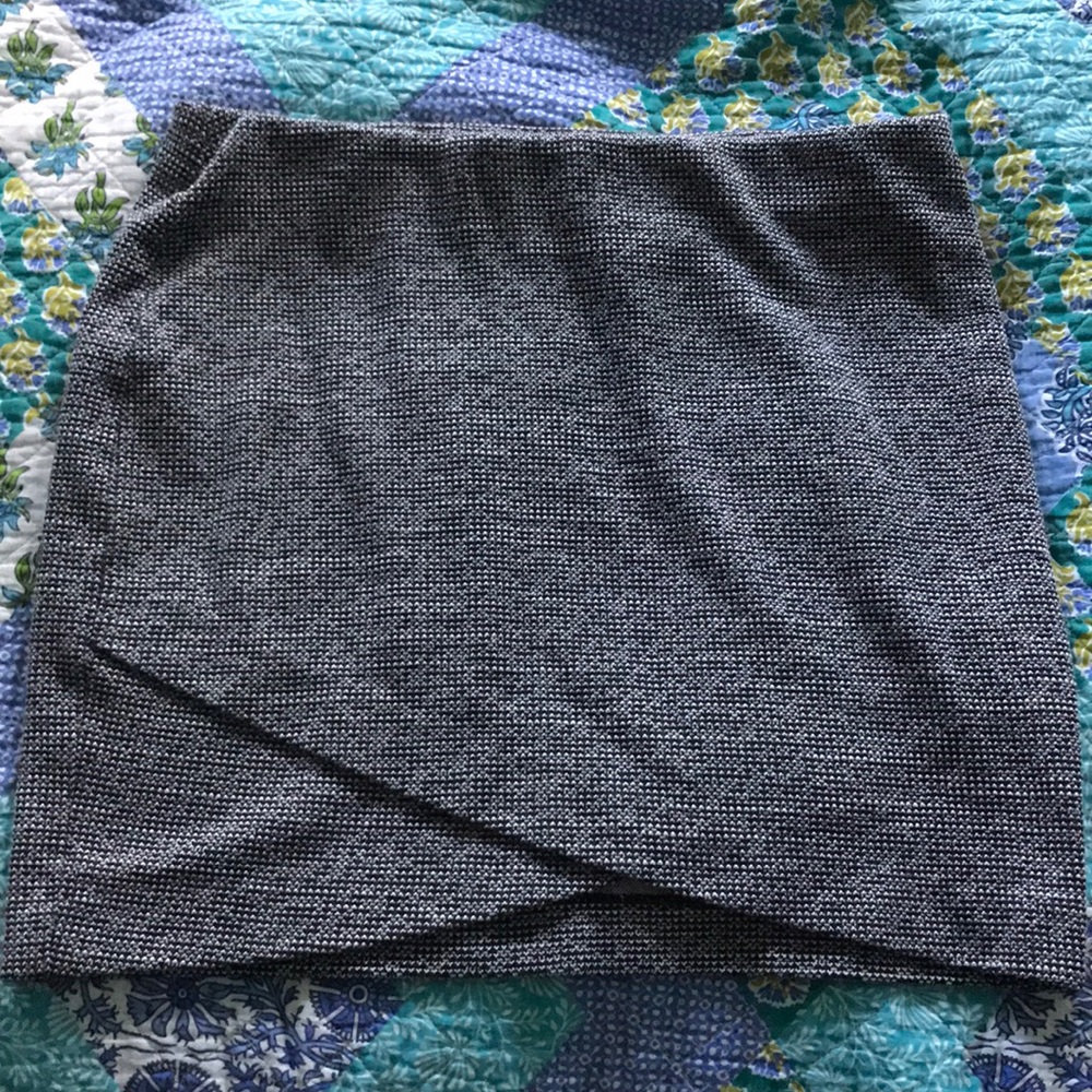 H&M b/w tweed skirt with stretch